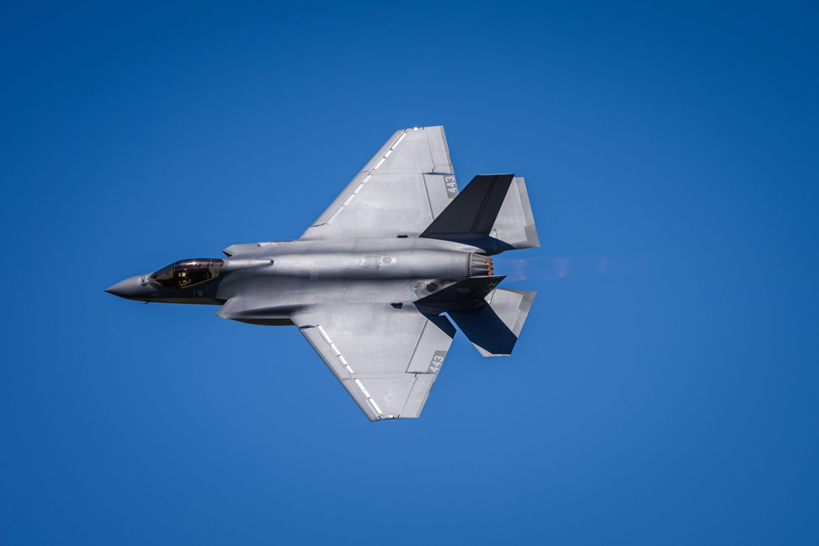 F-22 fighter jet, side profile